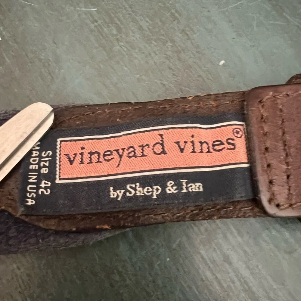 Vineyard Vines Red Crab belt with leather. Shep & Ian Size 42.